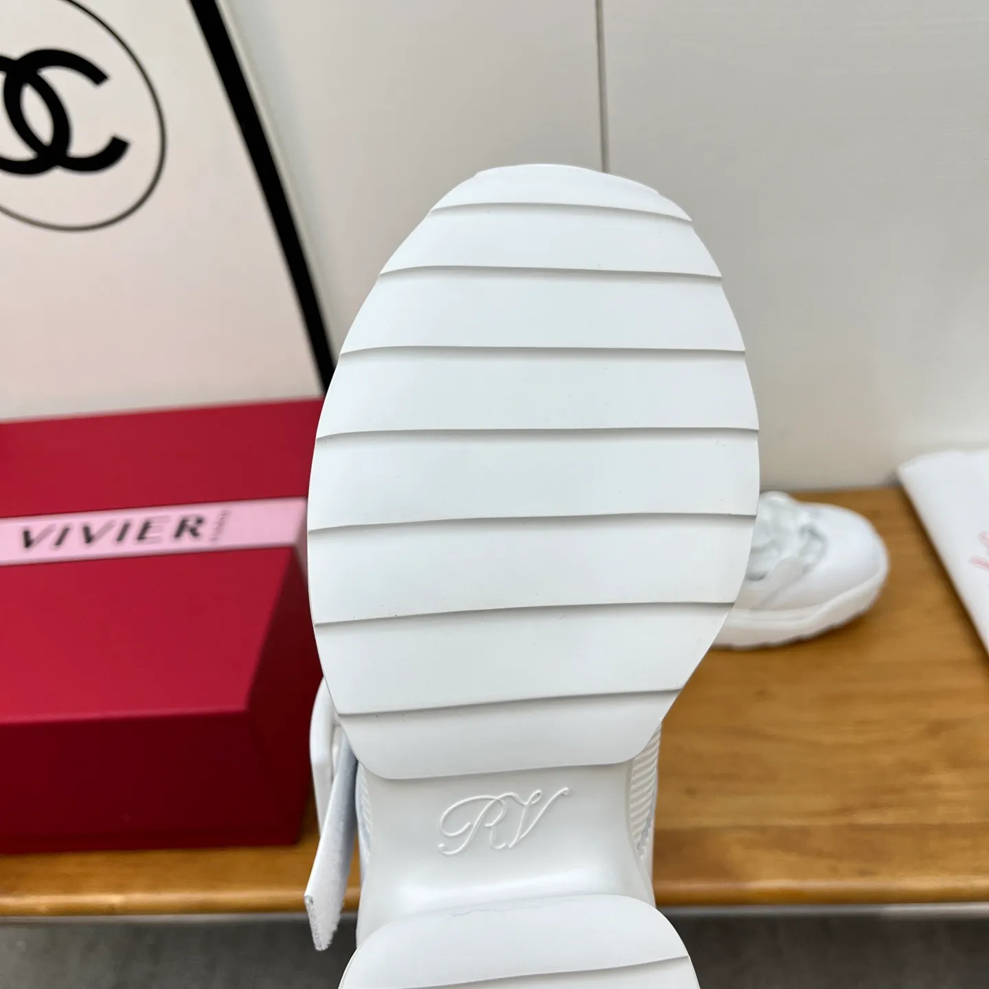 👟👟Ex-factory price 560👟👟 Genuine leather sole +30 2025 spring and summer new CHANEL white slippers, full of luxury style. The upper is decorated with iconic double C elements and is matched with exquisite plaid weaving. It is light and elegant, and the details are full of brand recognition. The simple flat bottom design fits the shape of the foot and brings a comfortable wearing experience. Whether paired with casual shorts, skirts, or simple suits, it can easily enhance the sense of fashion and highlight the wearer's exquisite taste and elegance. It is an excellent item for fashionistas to create exquisite looks. Color: black white